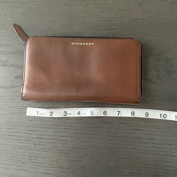 burberry brown leather zippered wallet - Picture 8 of 9